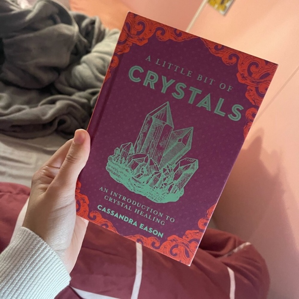 📕 EUC‼️ “A little bit of CRYSTALS” by Cassandra Eason